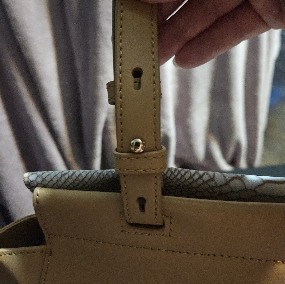 Elegant Tan and Cream Women's Handbag - Picture 11 of 12